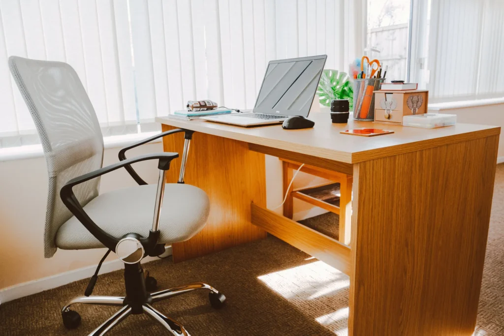 Mesas planejadas para escritório: modernas, elegantes e funcionais. Escritório organizado com móveis de qualidade.